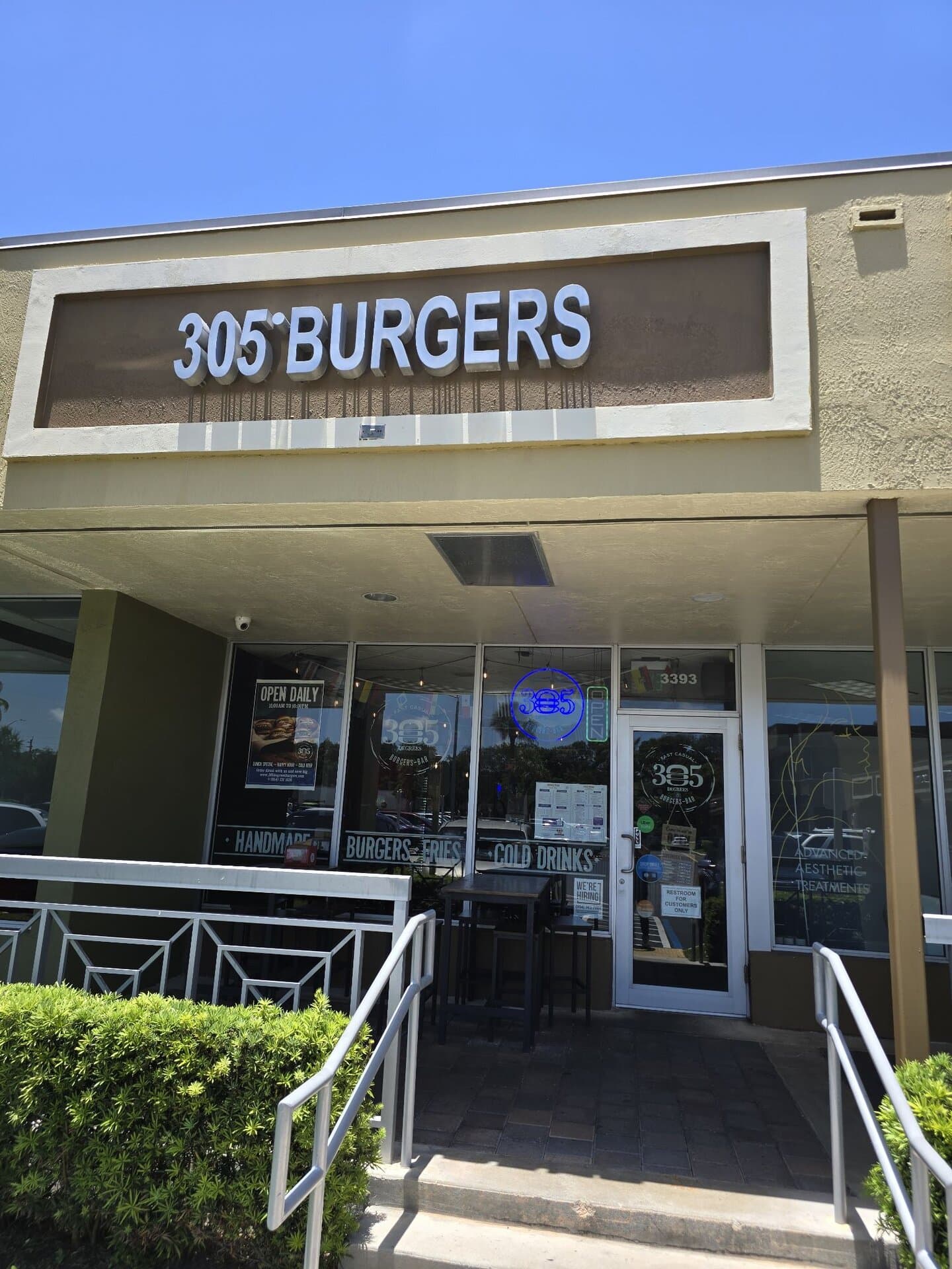 305 DEGREES BURGERS BAR — American, Latin American restaurant