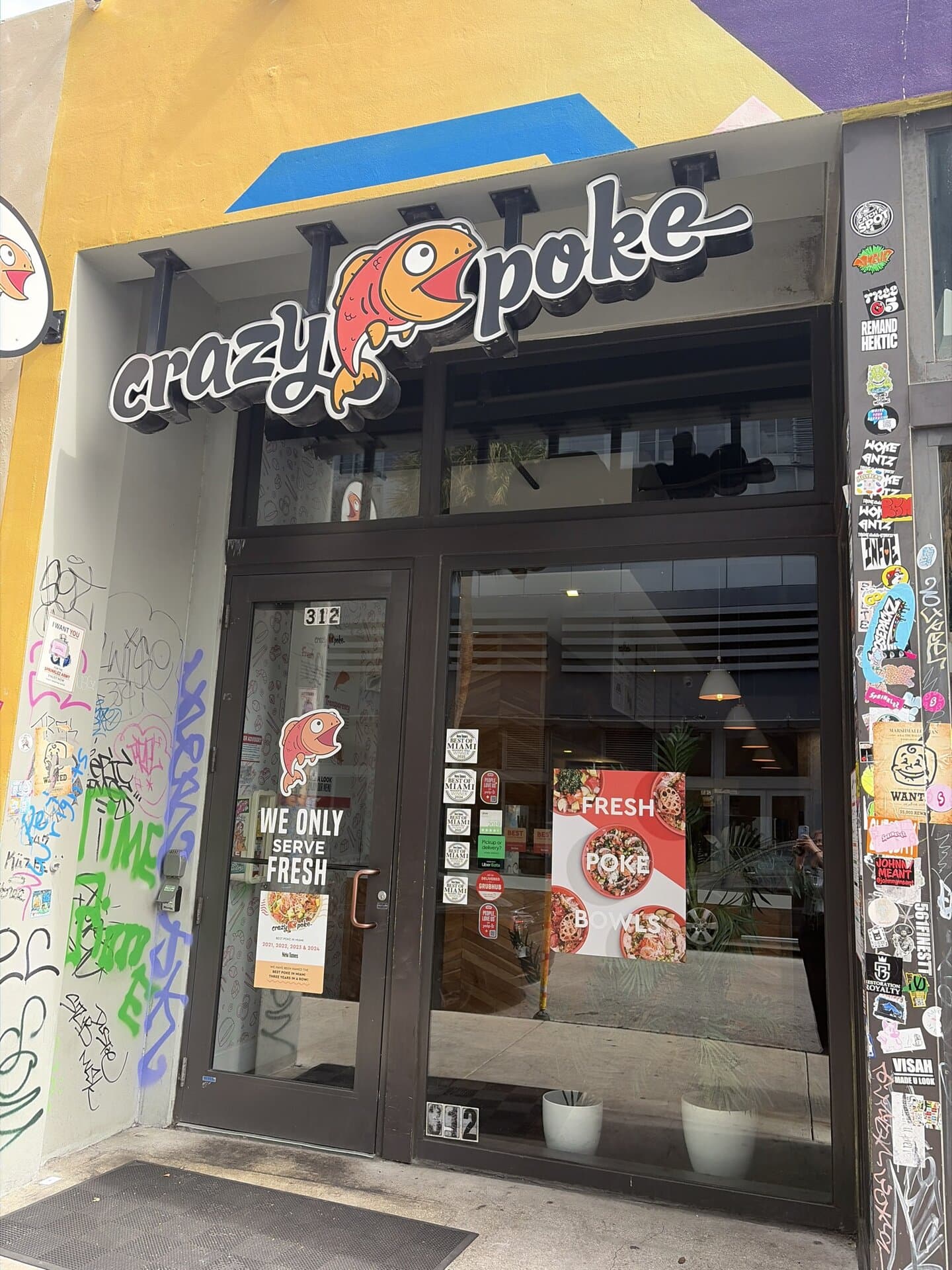 CRAZY POKE restaurant