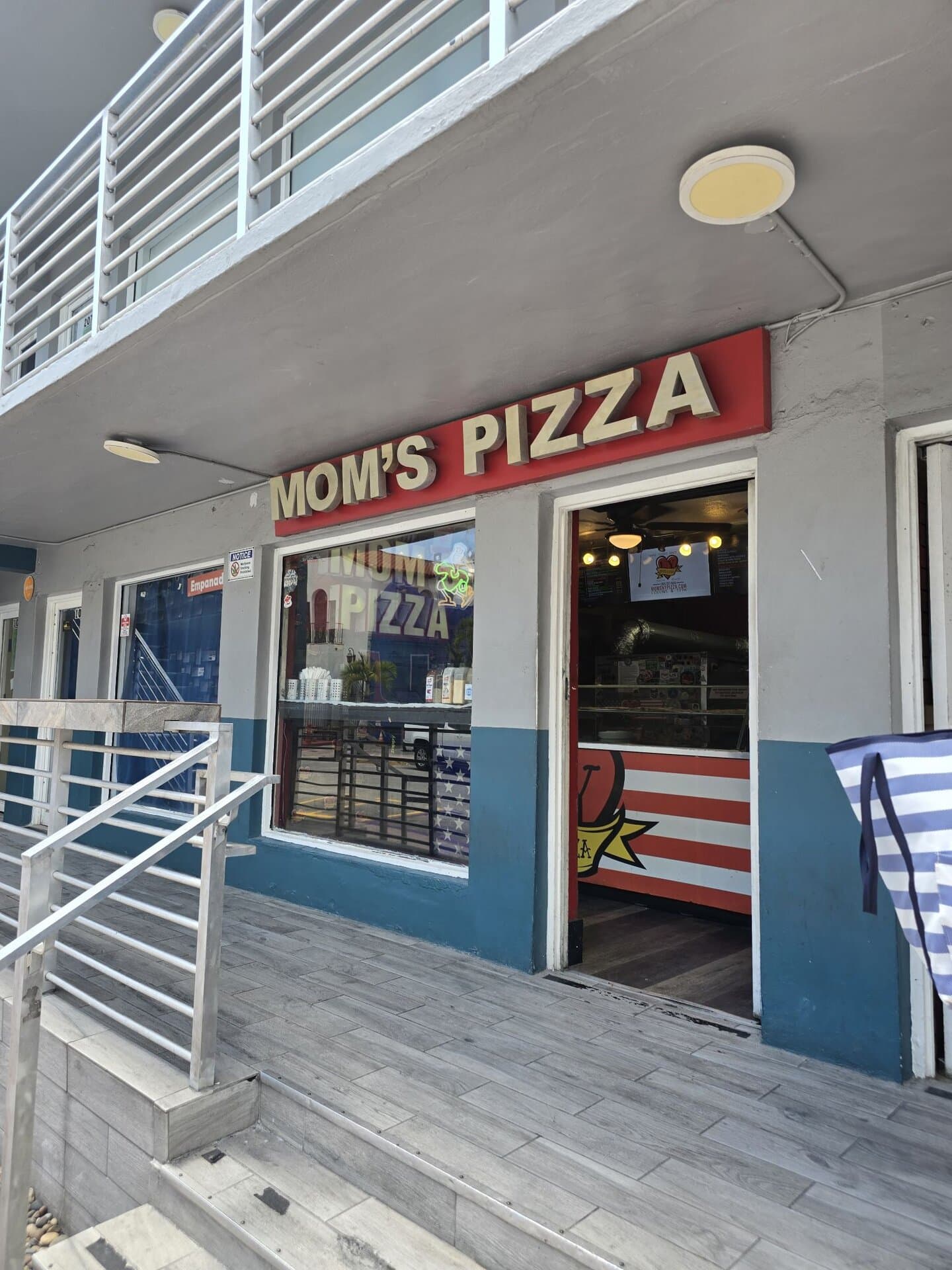 MOM'S PIZZA restaurant
