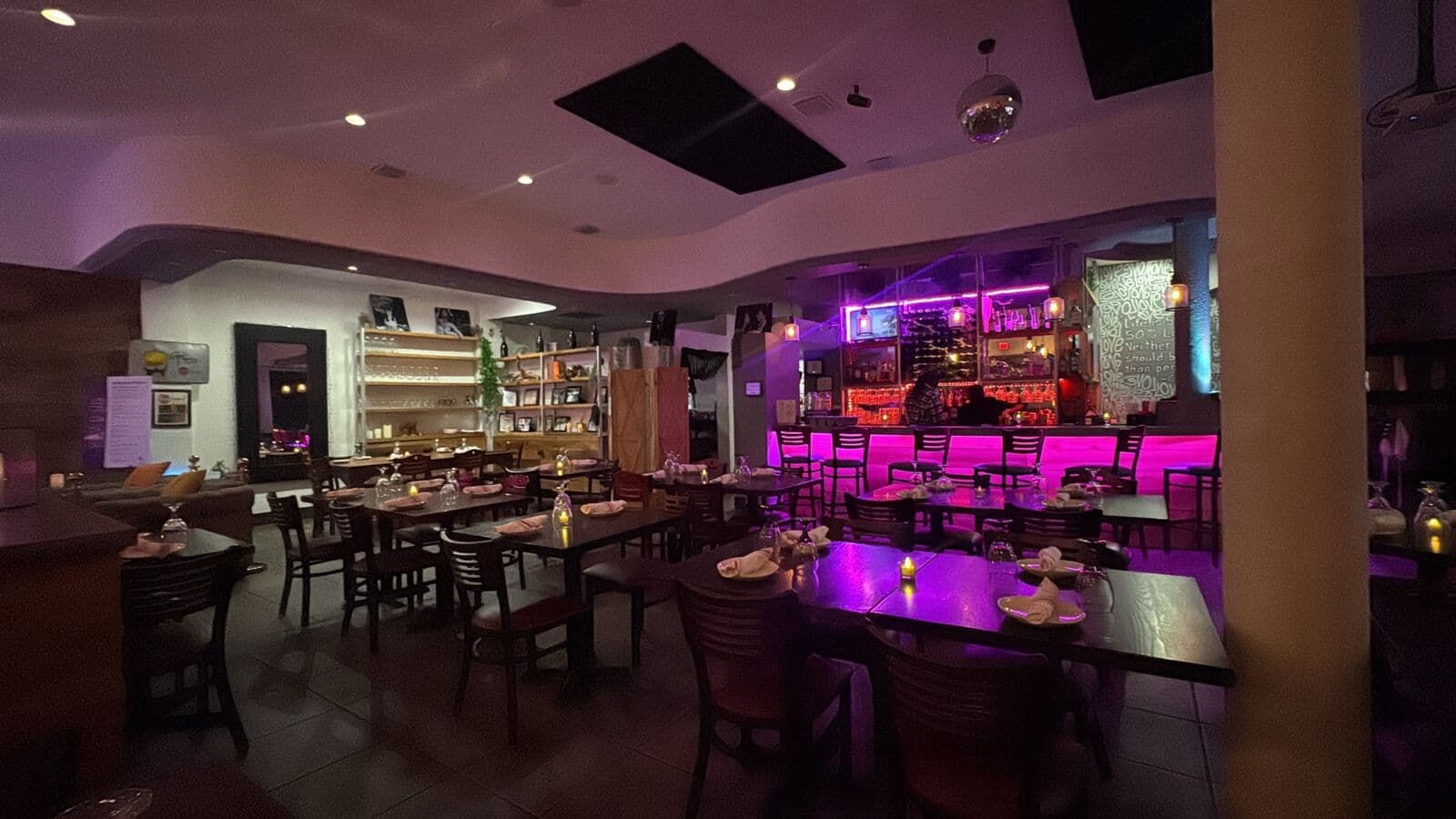 REDWOOD BAR & KITCHEN photo 3
